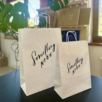 Be Nice bílá dárková taška - Something nice Malá: 22x28 (š x v)