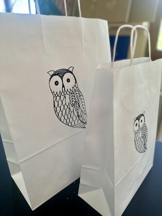 Be Nice bílá Dárková taška Sovička Malá: 22x28 (š x v)