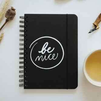 Be Nice Papírový blok černý linkovaný boční vazba A4/A5 A4 - 22,2 x 29,7 cm