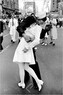 Plakát, Obraz - Eisenstaedt -Kissing on VJ Day, 61 × 91.5 cm