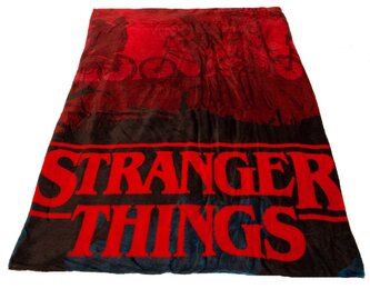 Fleece deka Stranger Things: Silhouette Group Shot And Logo (150 x 200 cm)