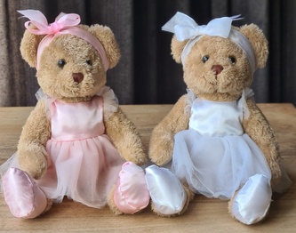 Pár plyšových medvídků s mašlí