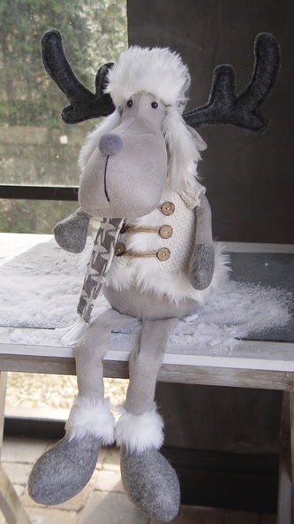 Sedící šedo béžový plyšový sob