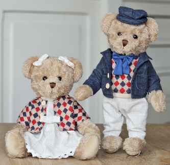 Pár plyšových medvědů v džínovém outfitu