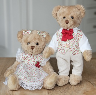 Pár plyšových medvědů s červenou kytkou