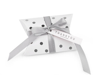 Papírová krabička se stuhou a visačkou 6,5x9 cm puntíky - 10 ks - 1 bílá stříbrná