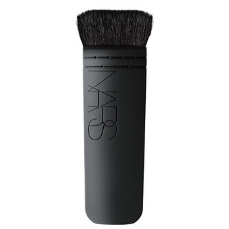 NARS Kabuki štětec (Ita Kabuki Brush) woman