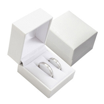 KR0065-WH Bílá koženková krabička na snubní prsteny
