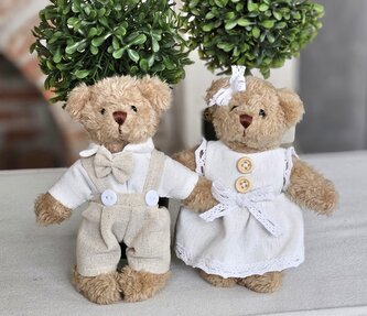 Pár plyšových medvídků v barevných šatech