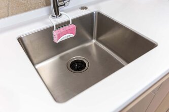 DRŽÁK HOUBIČKY DO DŘEZU, BÍLÝ 26X11CM