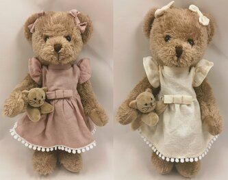 Pár plyšových medvídků v barevných šatech s kočičkou