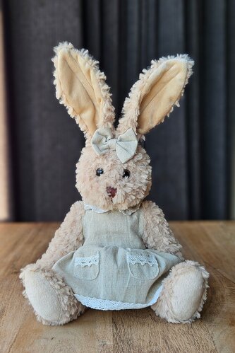 Plyšový zajíc v béžových šatičkách