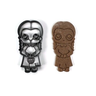 Středa - černovlasá copatá dívka vykrajovátko/formička