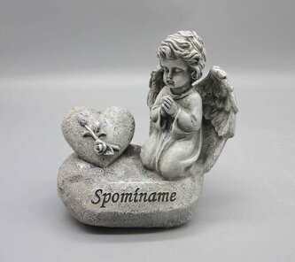 "Polyresinový and?l se srdcem na podstavci ""spomínáme"" SK, 4/48" "Polyresinový and?l se srdcem na podstavci ""spomínáme"" SK, 4/48"