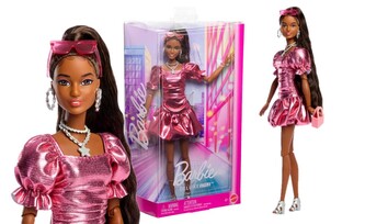 Barbie Deluxe Style Lalka modowa  6 z czarnymi włosami związanymi w kitkę, w metalicznej koralowej sukience i z akcesoriami JFP41