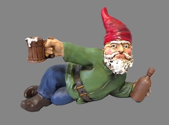 Trpaslík s lahví a půllitrem