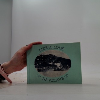 Lidé a lodě na Vltavě