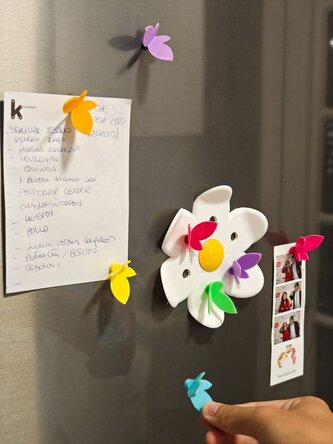 Magnetky Motýlci s květinovým stojánkem – sada 12 ks (mix barev)