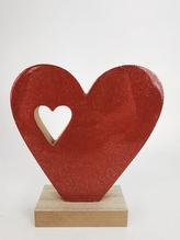 Červené srdce s vykrojeným srdíčkem na podstavci 17 cm