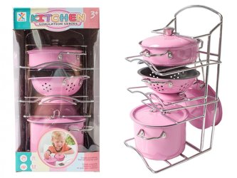 Zestaw naczyń metalowych na stojaku