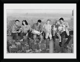 Plakát v rámu Friends|Přátelé: On Girder (30 x 40 cm)