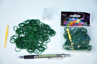 Udělej si svůj náramek - gumičky 250ks tmavě zelené s doplňky v sáčku 12ks v PLP