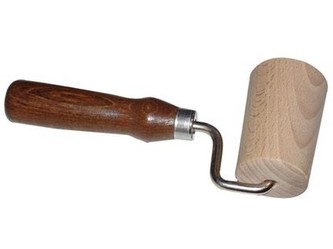váleček na těsto jednoruč. 7cm dřev., rukojeť tm.