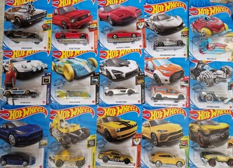 Auto Hot Wheels kov 7-8cm na kartě - 1 kus (doprodej)