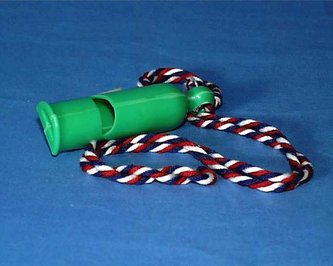 Píšťala signálny plast 7cm (1ks) 2 farby