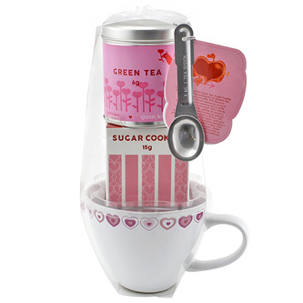 Dárková sada, Zelený čaj 6 g, bílý keramický hrnek se srdíčky 300 ml, sušenky 15 g, lžička