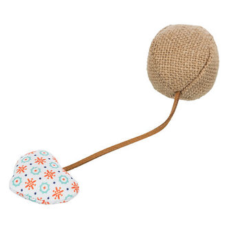 Jutový míček s látkovým srdíčkem s catnipem 4,5 x 18 cm