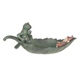 Žabka veze skřítka na loďce