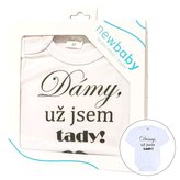 Body s potiskem New Baby Dámy, už jsem tady! - dárkové balení - velikost 62 (3-6m)