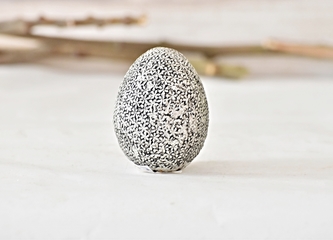 Strieborné vajíčko s kvetinovým reliéfom 7x5,3 cm