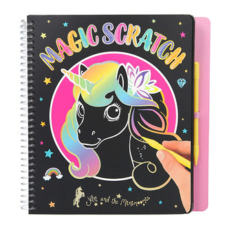 Škrabací sešit Ylvi and the Minimoomis, S duhovým podkladem, včetně škrabátka