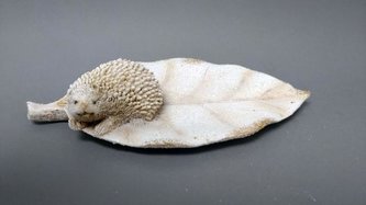 Ježek zasněžený na listě