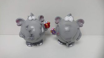 Slon pokladnička s darčekom