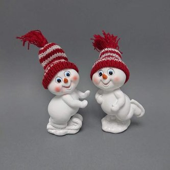 Sněhulák v kulichu na bruslích