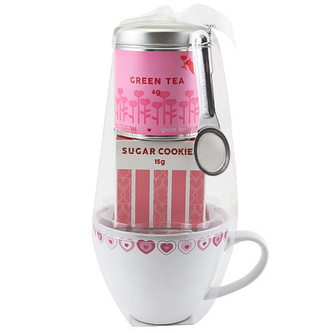 Darčeková sada, Zelený čaj 6 g, biely keramický hrnček so srdiečkami, 300 ml, sušienky 15 g, lyžička