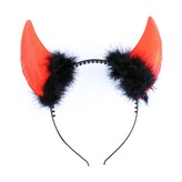 rohy čerta s peřím