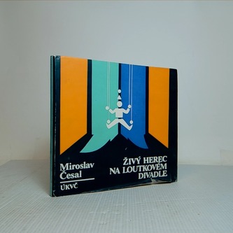 Živý herec na loutkovém divadle