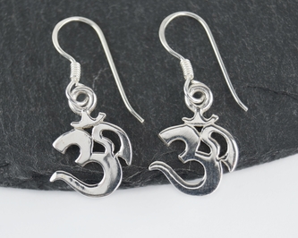 Stříbrné visací náušnice ÓM jednoduchý