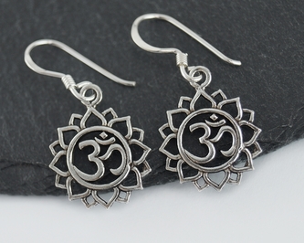 Stříbrné visací náušnice, Óm v lotosu - 21 mm