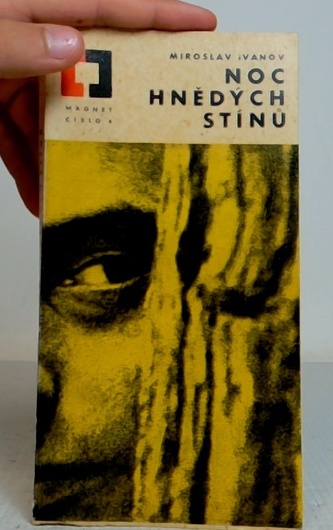 Noc hnědých stínů