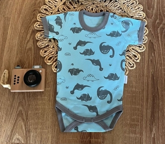 Kojenecké body, kr. rukáv Mamatti, zap. u krku, Dino park - modré s potiskem, vel. 74; 74 (6-9m)