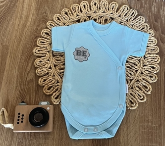 Kojenecké body, kr. rukáv Mamatti, zap. bokem, Dino park - modré, vel. 62; 62 (2-3m)