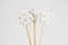 Dřevěná květinka na špejli bílá, sada 5 ks, 30 cm