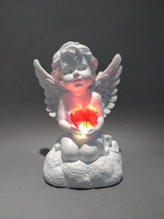 Anděl se svítícm srdcem klečíčí