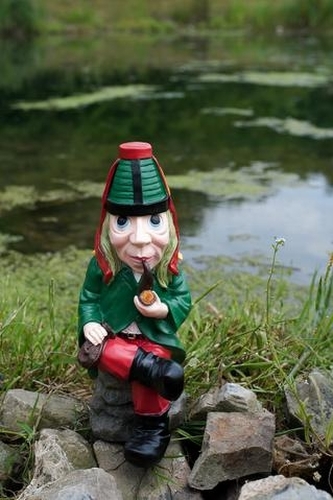 Vodník sedící na kameni malý