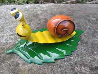 Šnek na listě kovový